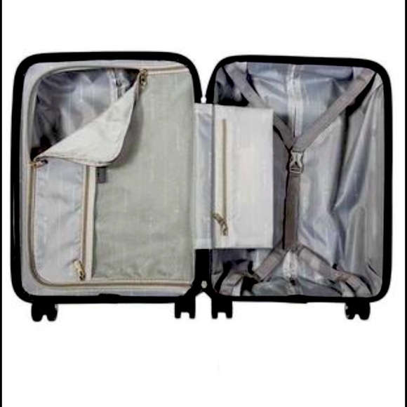 28 inch air Canada luggage expandable, new in box. Best quality, spinner - Picture 1 of 3
